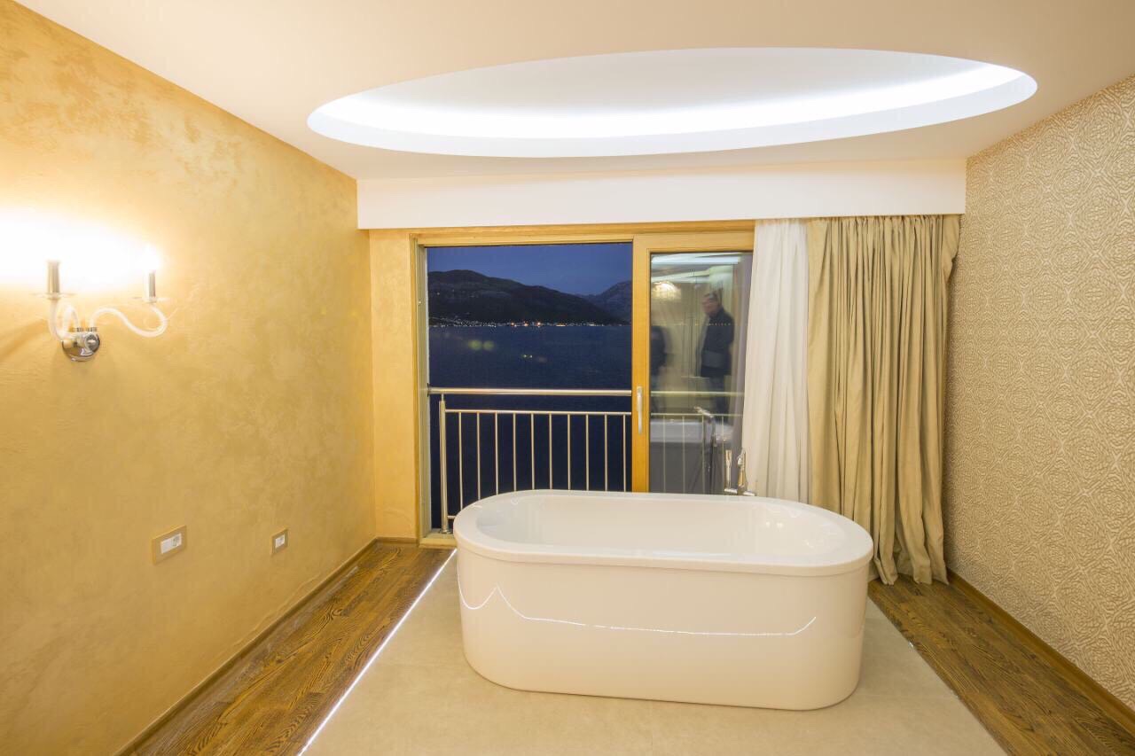 Tivat, Montenegro 85320, 4 Bedrooms Bedrooms, ,4 BathroomsBathrooms,Villa,For Sale,1174