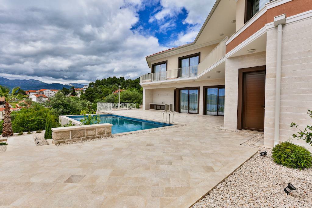 Tivat, Montenegro 85320, 4 Bedrooms Bedrooms, ,3 BathroomsBathrooms,Villa,For Sale,2,1211