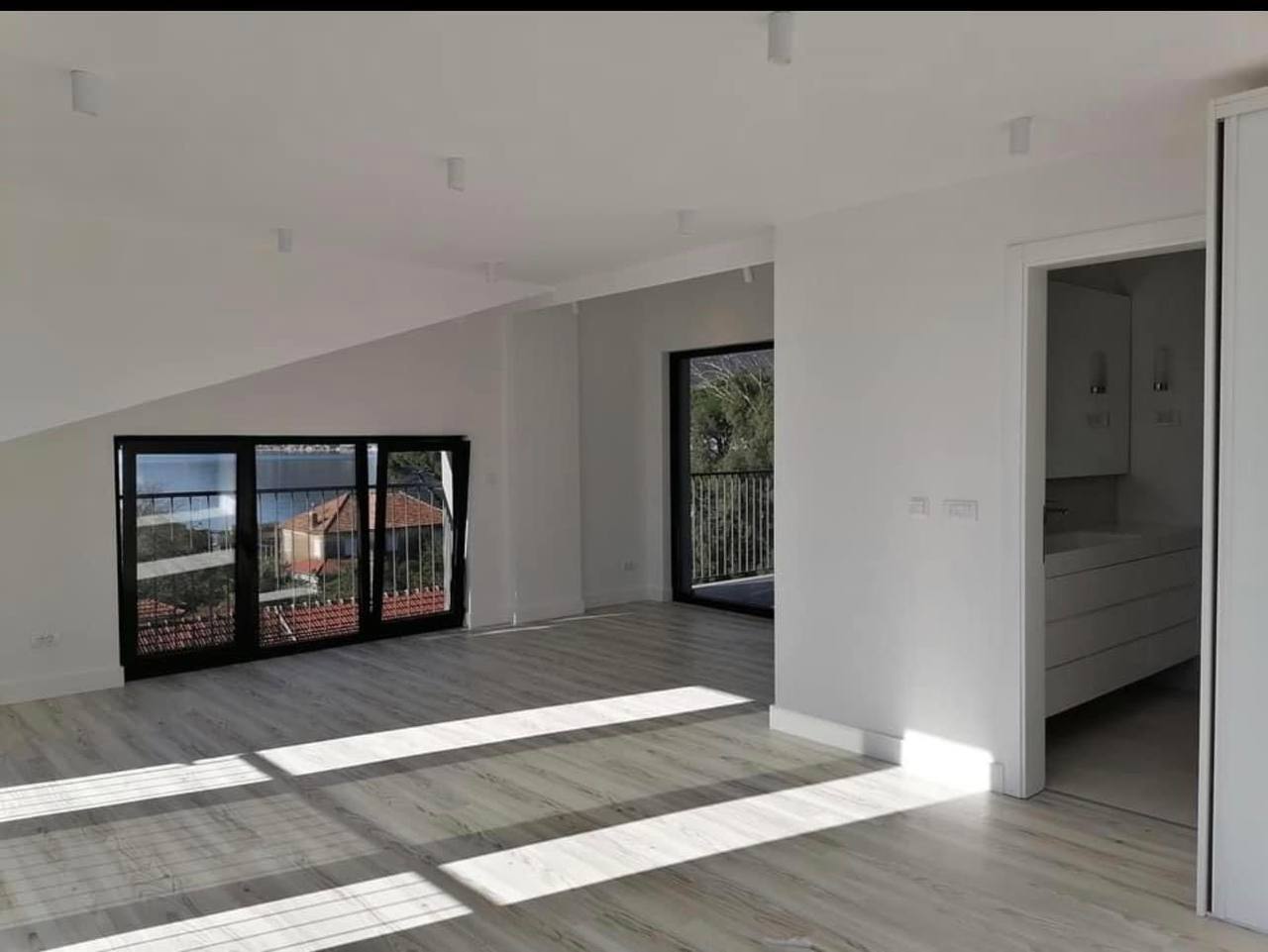 Tivat, Montenegro 85320, 2 Bedrooms Bedrooms, ,2 BathroomsBathrooms,Penthouse,For Sale,1223