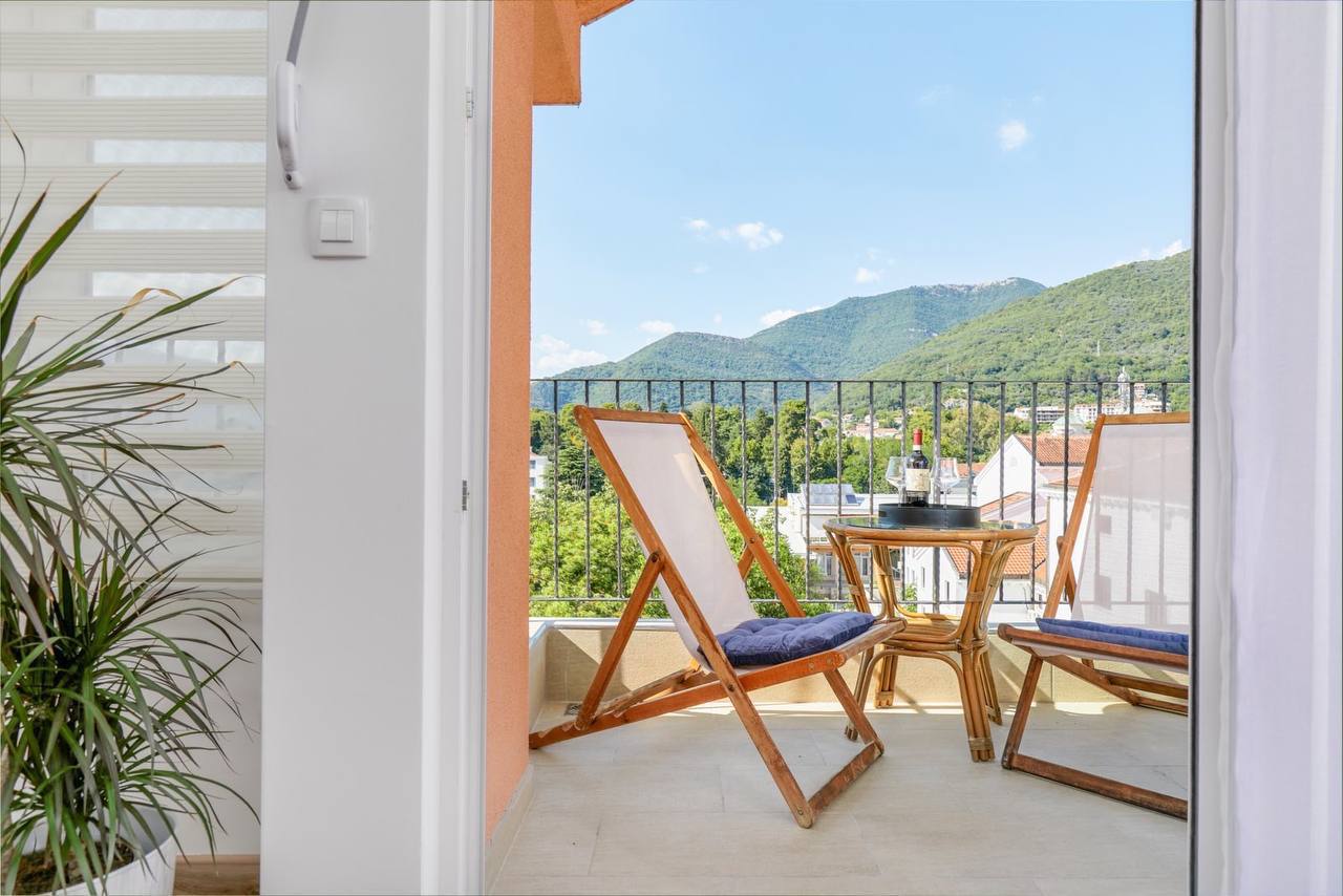 Tivat, Montenegro 85320, 2 Bedrooms Bedrooms, ,1 BathroomBathrooms,Apartment,For Rent,1240